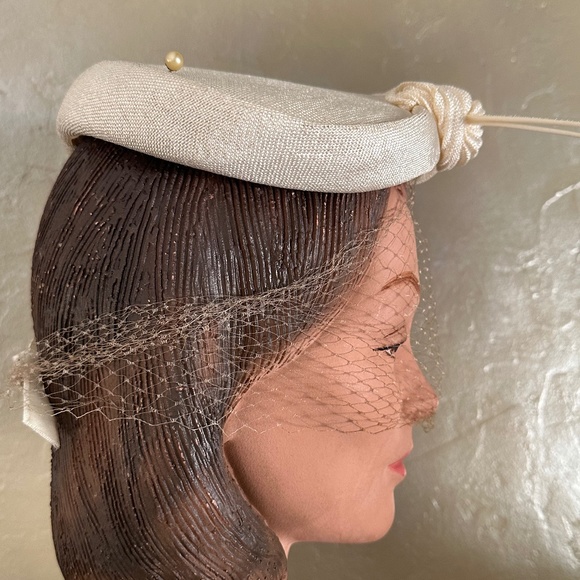 FASHIONABLE 1950s\' OFF-WHITE FABRIC CAP WITH FEATHER QUILL TRIM + VEIL main image 7